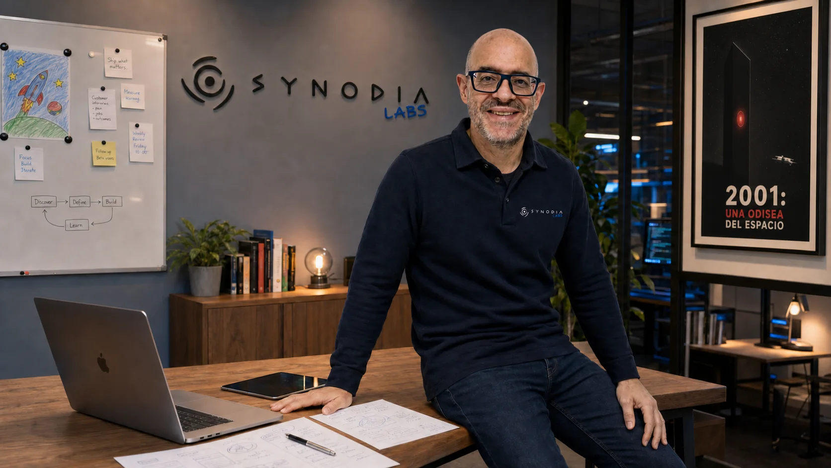 Antonio Peñalver, fundador de SYNODIA Labs, trabajando en el estudio